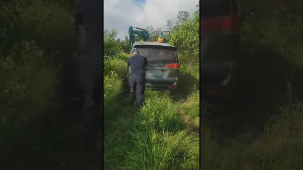 山坡地監測工程人車卡邊坡　花了3小時...警動員機具助脫困