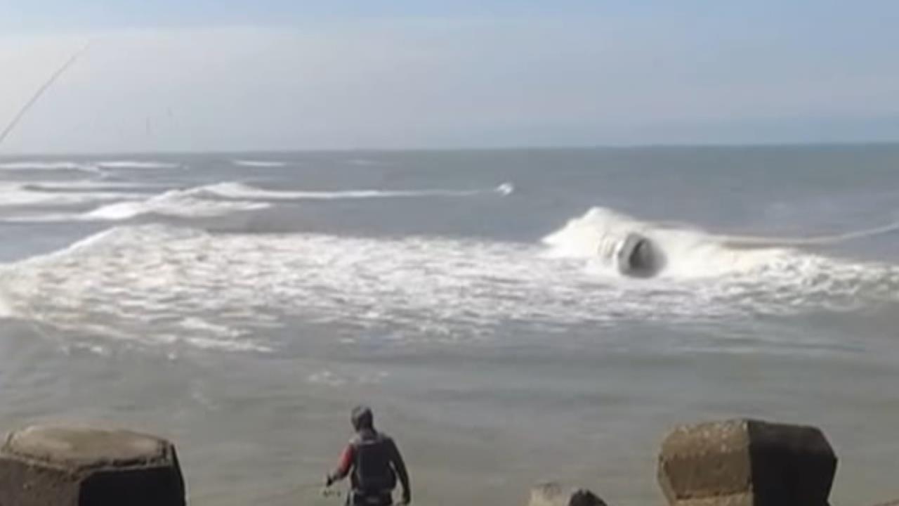 生死一瞬間！　新竹南寮釣客落海　鄰船火速救援