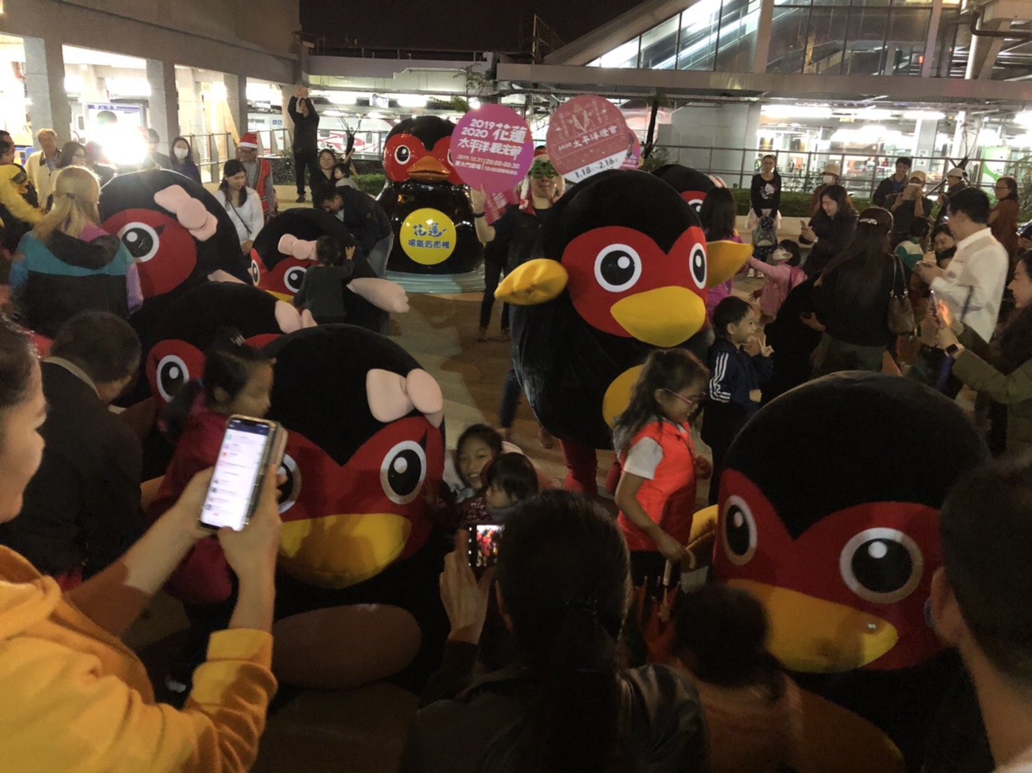 小萌鴨「大量發生」平安夜快閃活動來了 12月24日花蓮火車站  10隻小萌鴨熱情演出並送民眾禮物