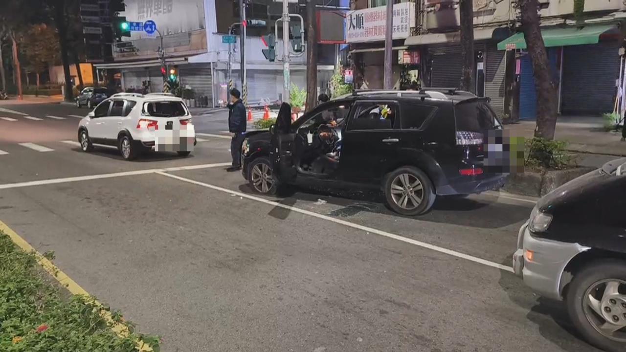 快新聞／又毒駕？凌晨高雄「1車未剎車」撞停等紅燈車輛　警方搜出疑毒品物質