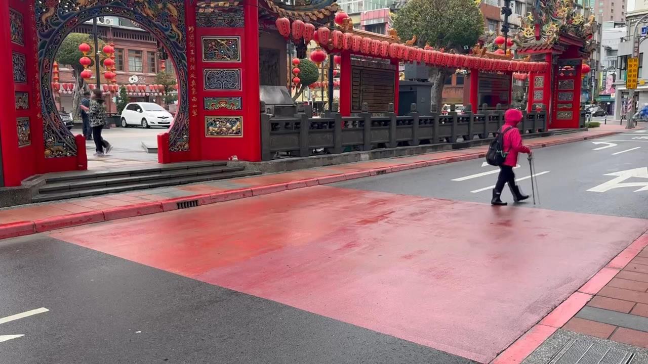 宮廟旁「紅色道路鋪面」行人穿越挨罰　議員轟罰單陷阱