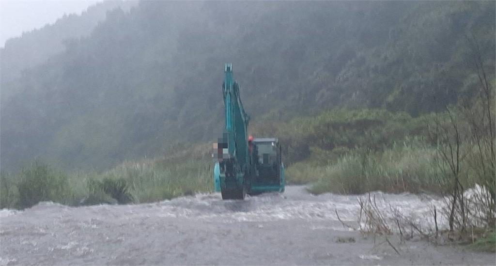 快新聞／豪雨狂下花蓮紅葉溪暴漲6人受困營地　消防出動怪手驚險救援