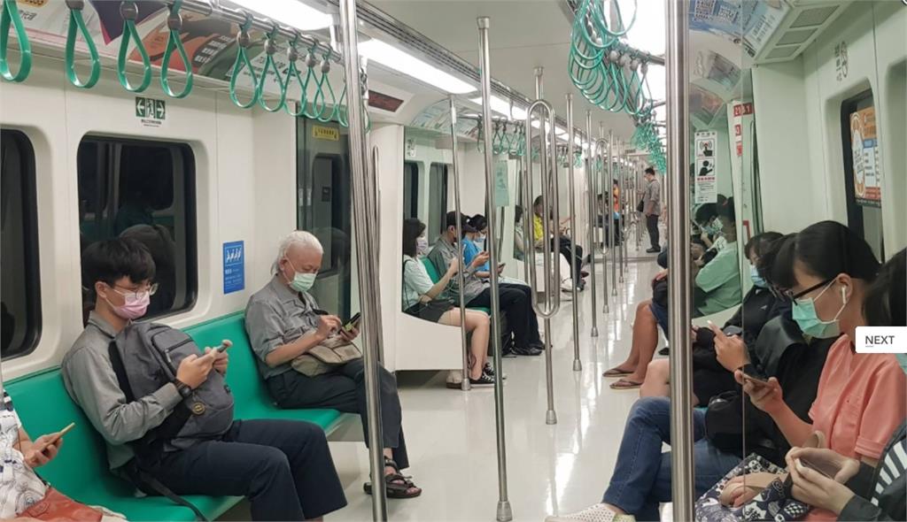 她搭捷運遇「詭異凝視」低頭一看嚇歪！網笑翻：笑得妳心裡發寒