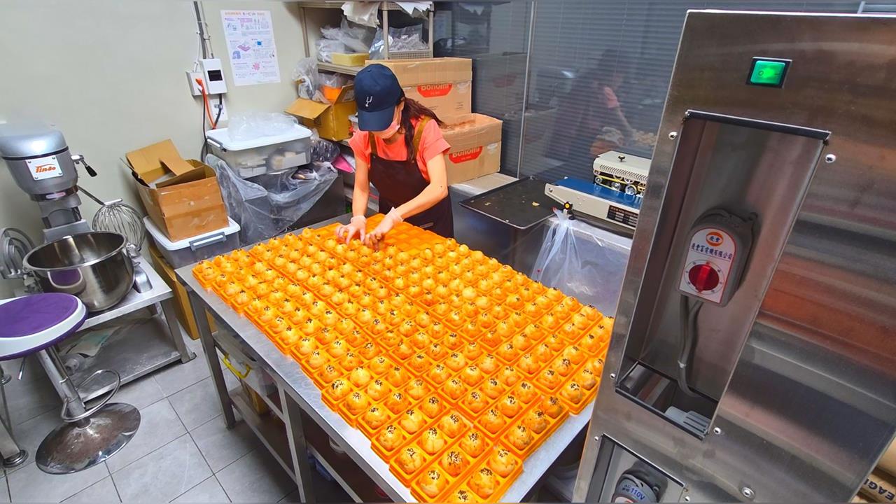 中秋訂單爆量忙到手軟！　花蓮地表最強蛋黃酥加班趕工