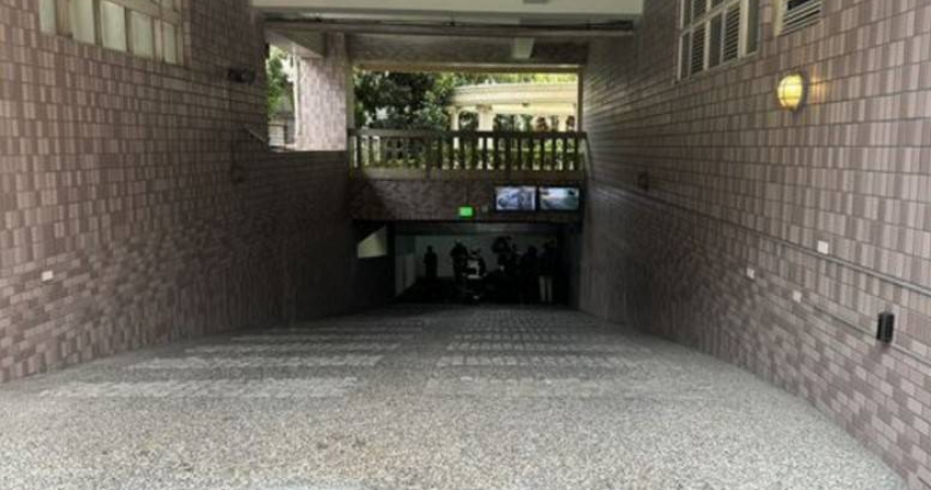 台中離奇事故！男騎士進停車場滑倒昏迷　慘遭住戶駕車輾壓斷魂