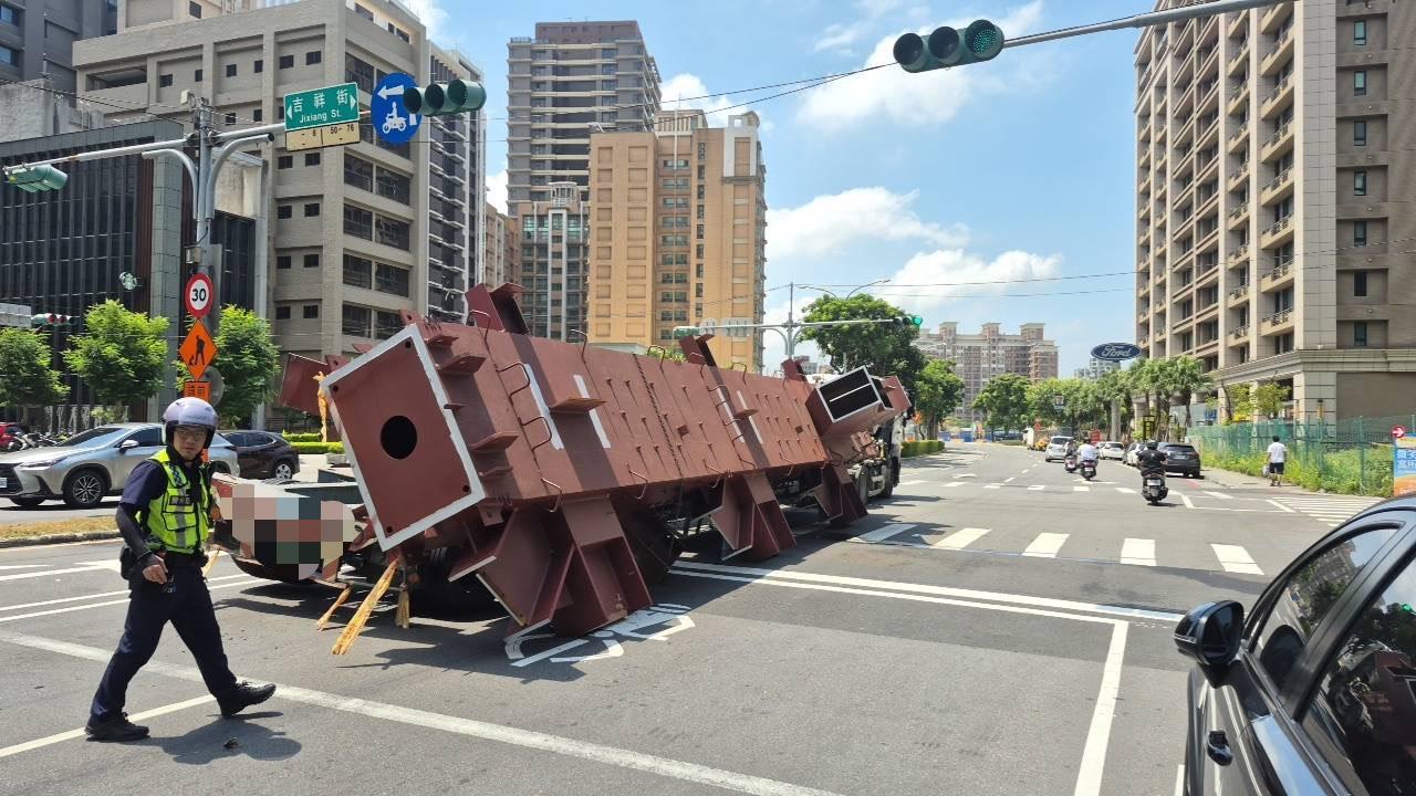 快新聞／嚇傻！15公尺鋼梁空降路口　三重馬路「驚險一幕」全都錄
