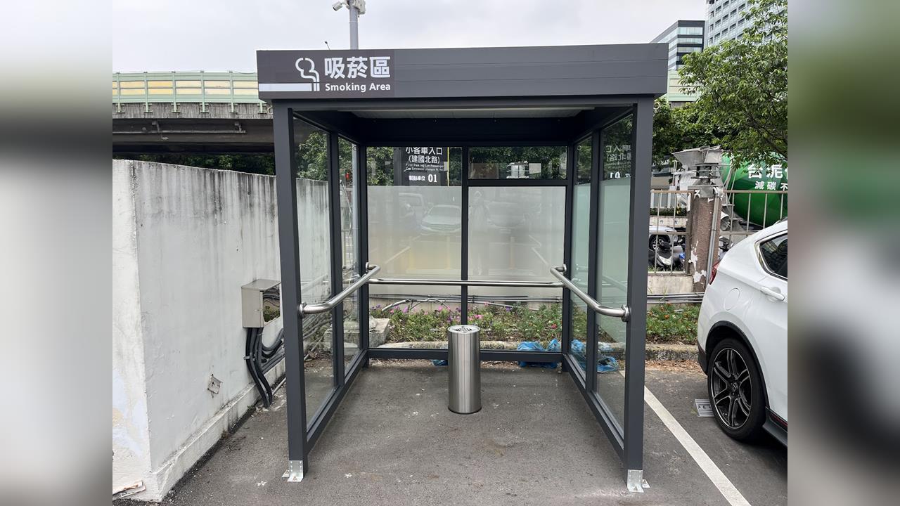 快新聞／傻眼！北市吸菸區驚見扶手　作家狠酸蔣萬安一句