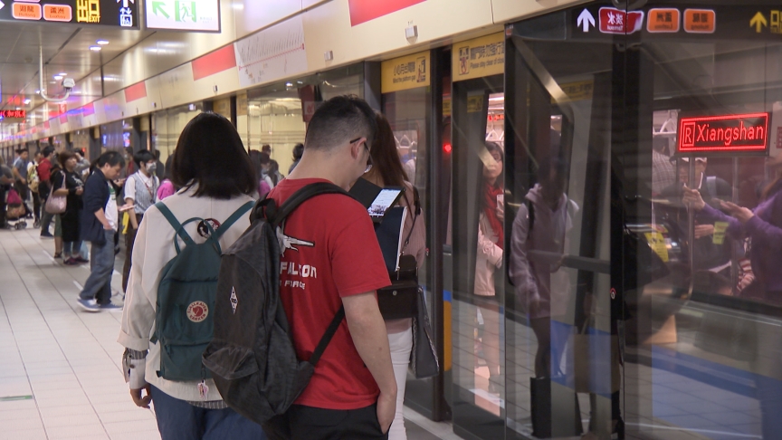 北捷關渡站1女子落軌 列車班距拉長