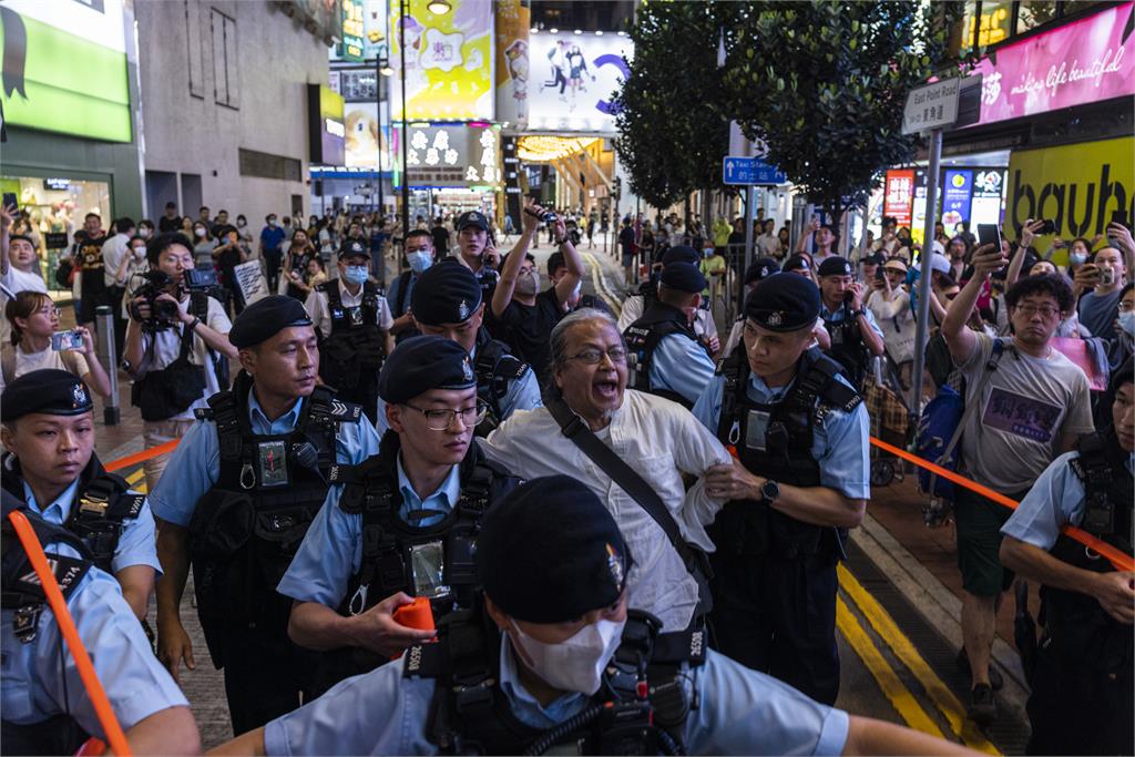 哀悼六四受難者！行為藝術家上街高喊「香港人不要怕」　竟遭警壓制逮捕