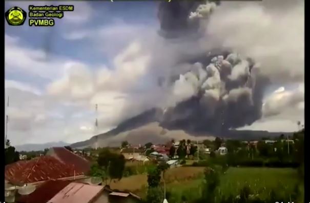 印尼錫納朋火山噴發 無人傷亡航班正常
