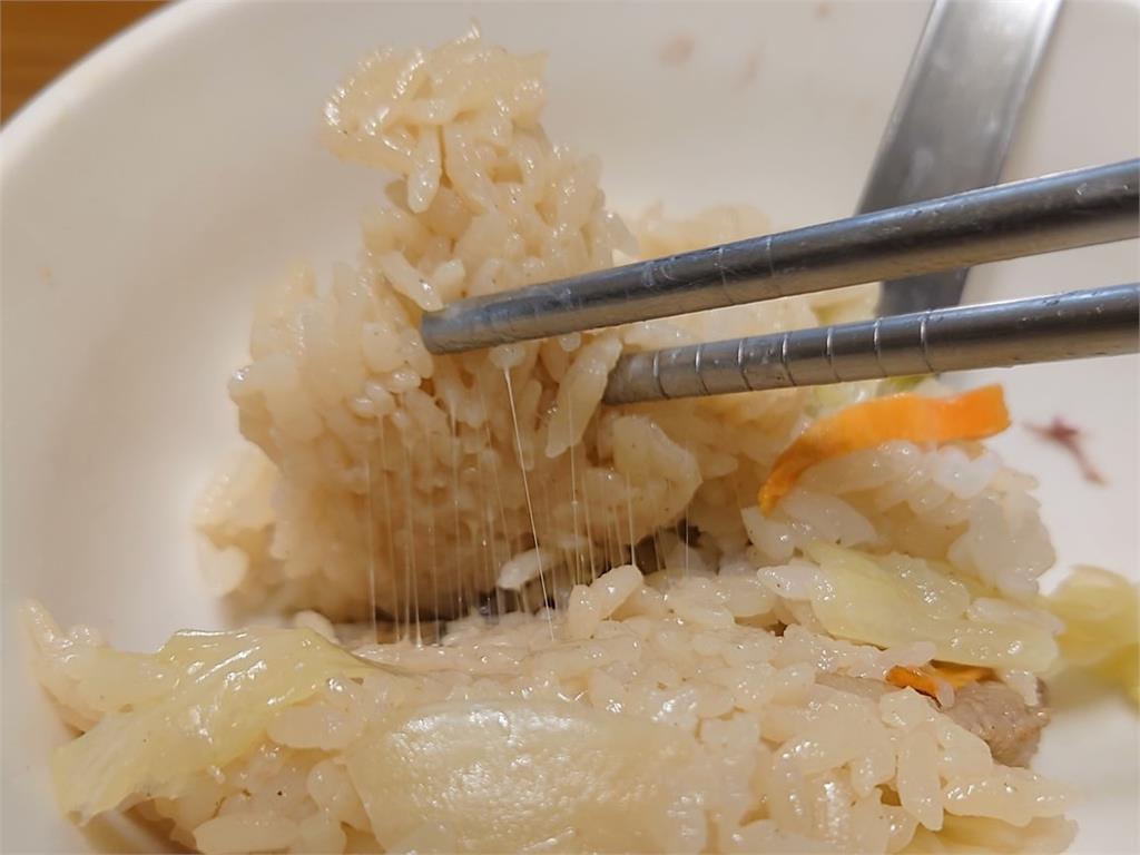 電鍋蒸飯筷子一夾竟出現「神秘拉絲」　內行人急阻止：千萬不能吃！