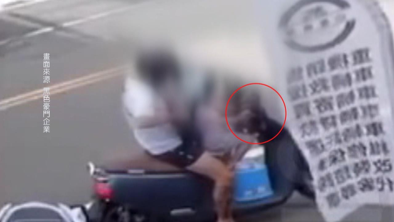嚇壞! 父女騎機車雙載 4歲女兒坐前面"催油門暴衝"
