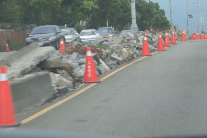 台中分隔島拆除 轎車翻1米深坑洞2童傷