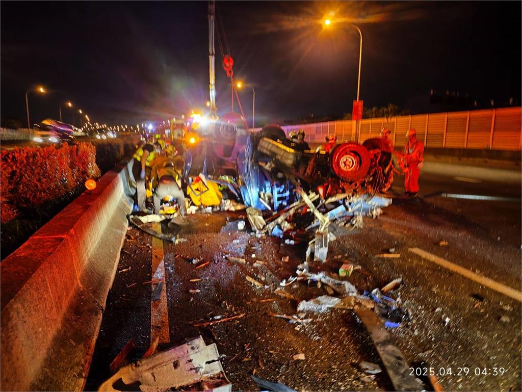 快新聞／詭異！越南籍男子駕車突然停在國道上　遭後方連結車猛撞亡