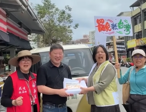 快新聞／花蓮議長張峻繳交連署書！　信守承諾擔任「微光花蓮」志工