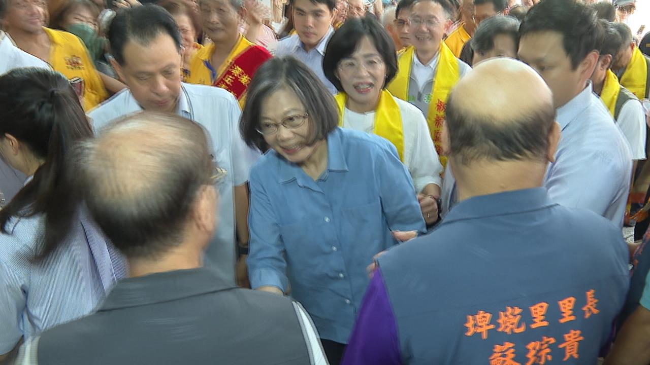 要小英「保佑」女兒考高中？　支持者帶12年前合照求簽名　這句話笑翻全場