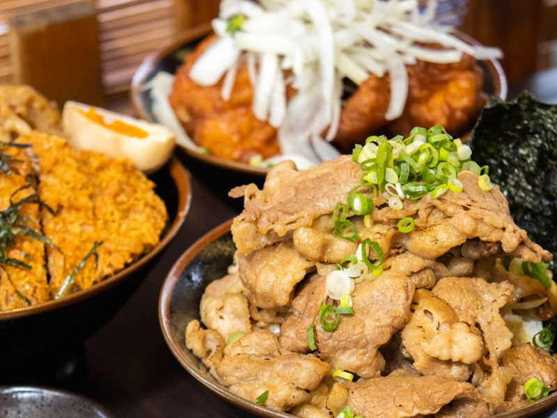 一中街「平價燒肉」丼飯好銷魂！炭香肉片溢出碗外超囂張！