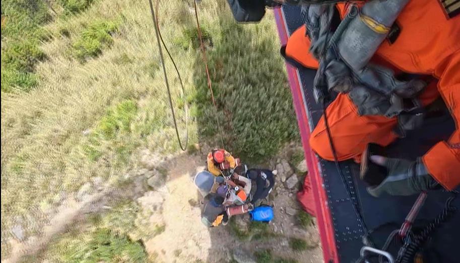 空勤黑鷹直升機飛奇峻山 順利吊掛小腿受傷背工