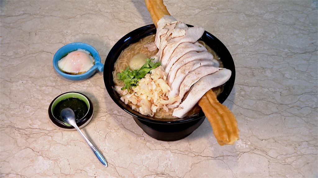 飯店主廚賣麵線大玩創意　「加入油條、舒肥雞」沾青醬