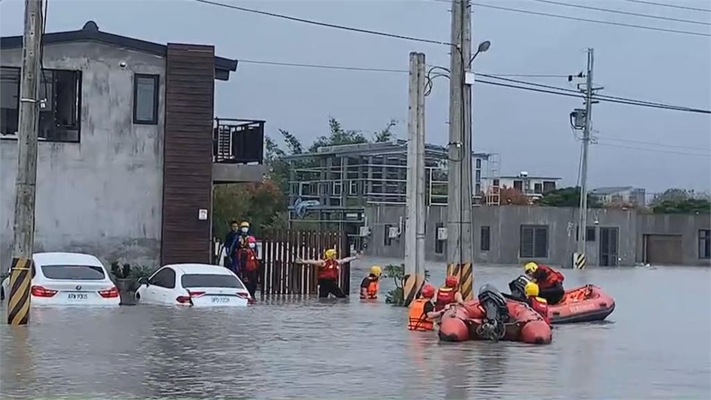 睡醒民宿、愛車已泡水中...　宜蘭七賢村8遊客一度受困