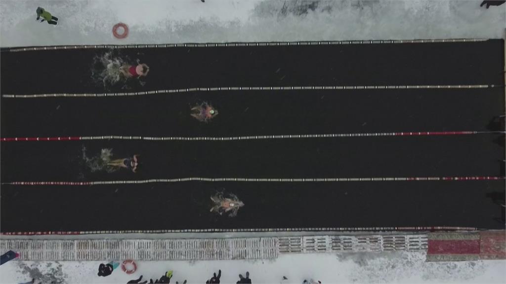 俄冰泳比賽「選手全身軍裝扛步槍」　零下10度游25公尺