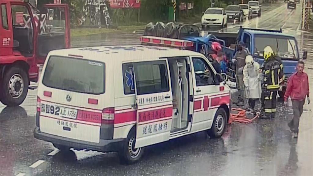 與老翁開貨車路口對撞 老婦受困車內自行判斷「我骨折了」