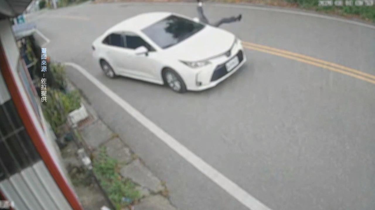 花蓮汽機車車禍！　騎士遭撞飛、機車零件四散