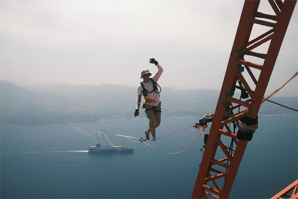 極限運動（影）／驚險一瞬間！高空走繩冠軍終點前跌倒　無緣破世界紀錄