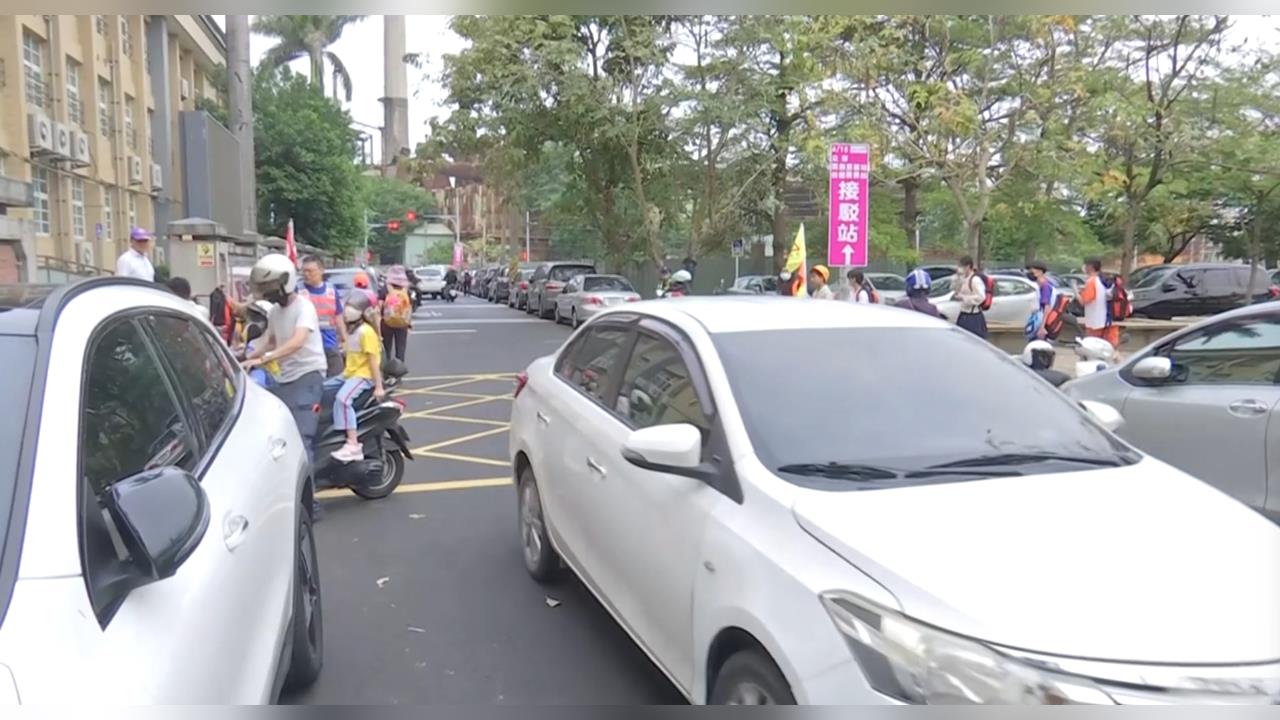 香燈腳塞爆北港！家長接送大作戰　揚子中學校長帶准考證祈福