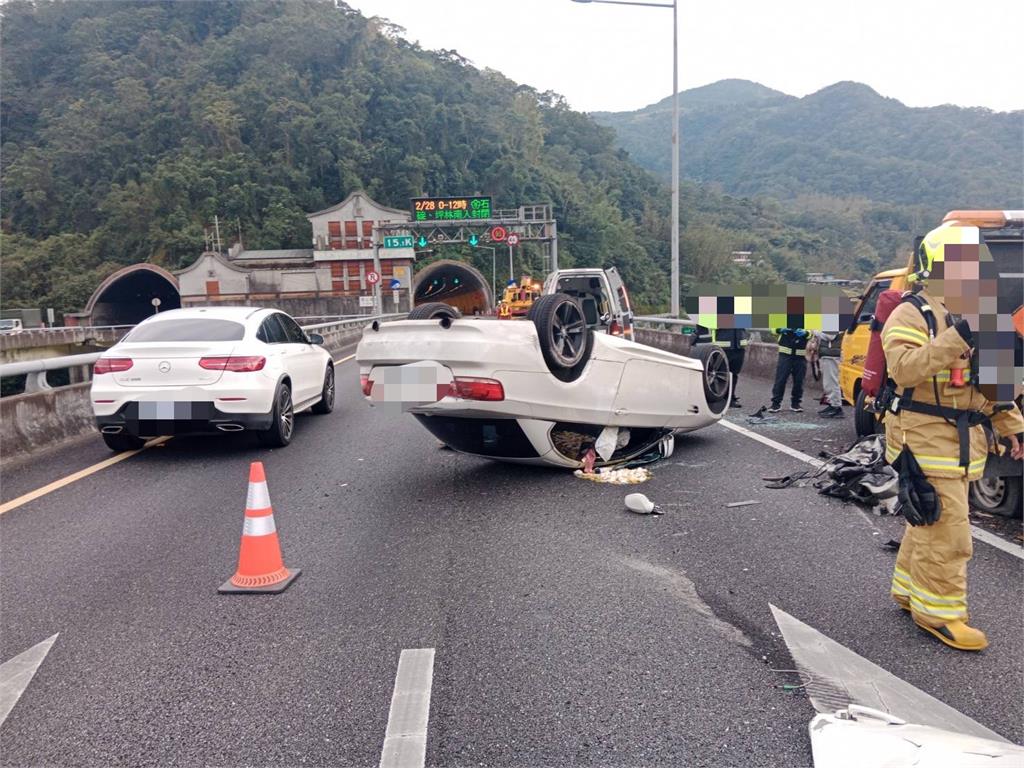 快新聞／國5南向15公里處車禍！男疑恍神撞上工程車　BMW烏龜翻畫面曝