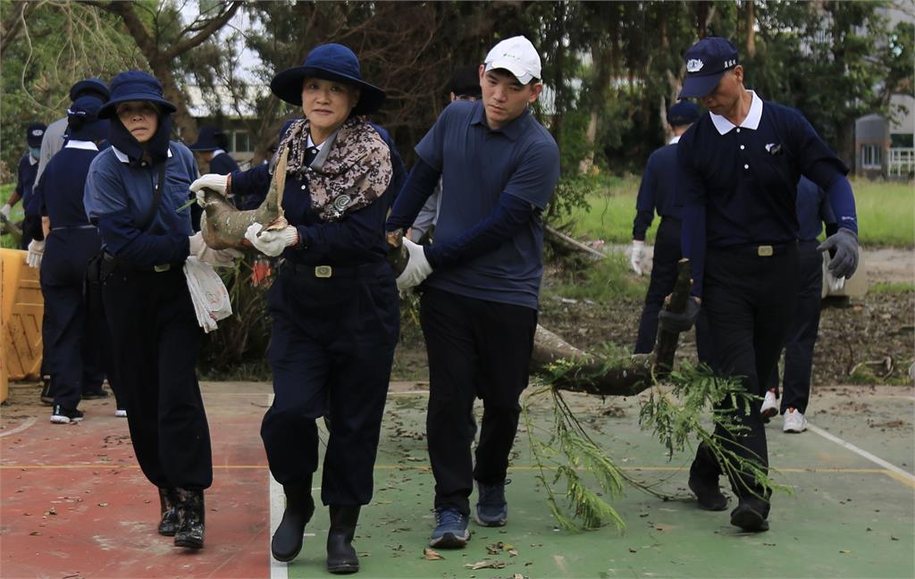 快新聞／丹娜絲颱風重創嘉南地區　慈濟基金會大動員赴學校清掃