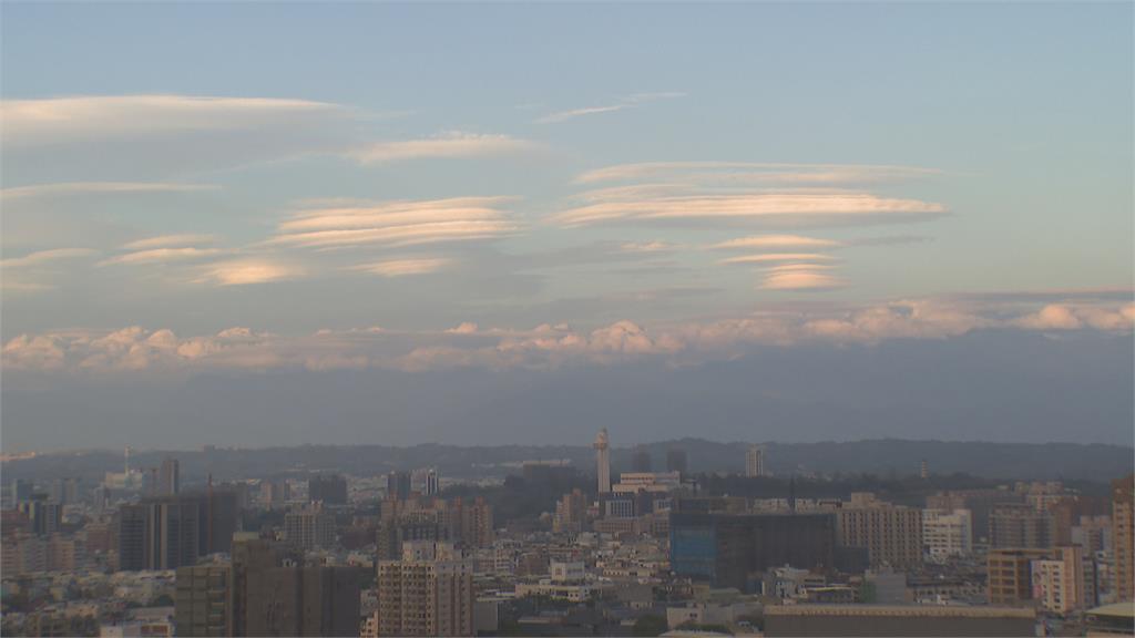 飛碟雲奇景掛天空　南部民眾驚呼拍照留念