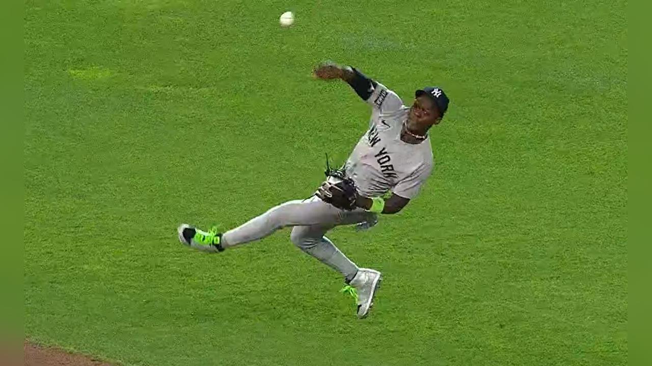 MLB(影)/這球太神!洋基二壘手「空中轉體270度」刺殺 主播:根本特技