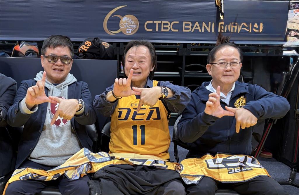 王世堅替新北中信特工開球　這原因幽默婉拒啦啦隊共舞