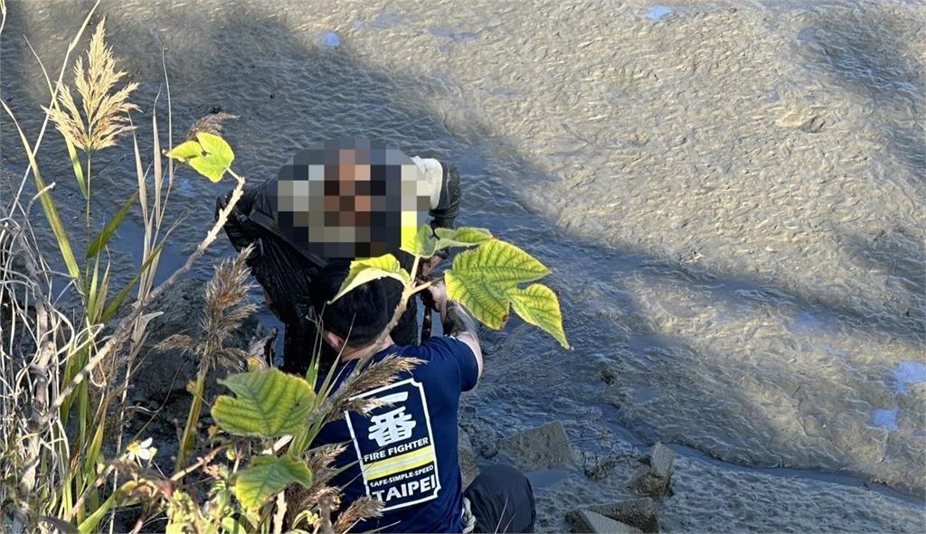 快新聞／怎麼有人躺在那！失智老翁倒臥河床　營救期間兒子用AIRTAG找到人