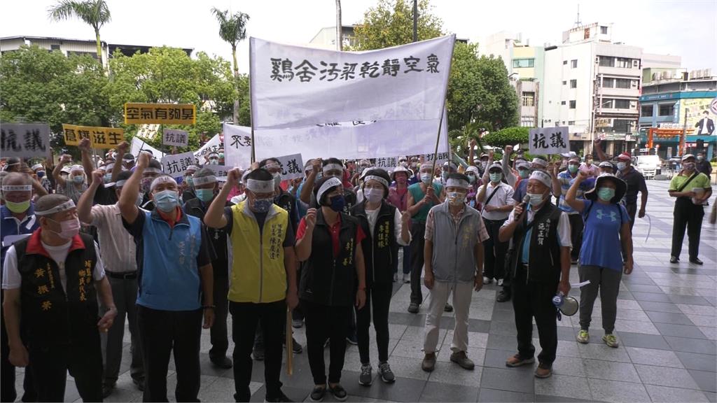 居民抗議雞舍太臭　千餘人小村養35萬隻雞 　