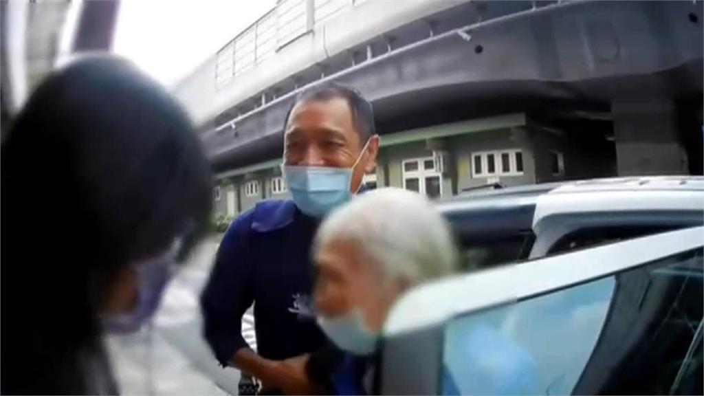 她像我媽媽！　暖心警護送八旬走失婦回家