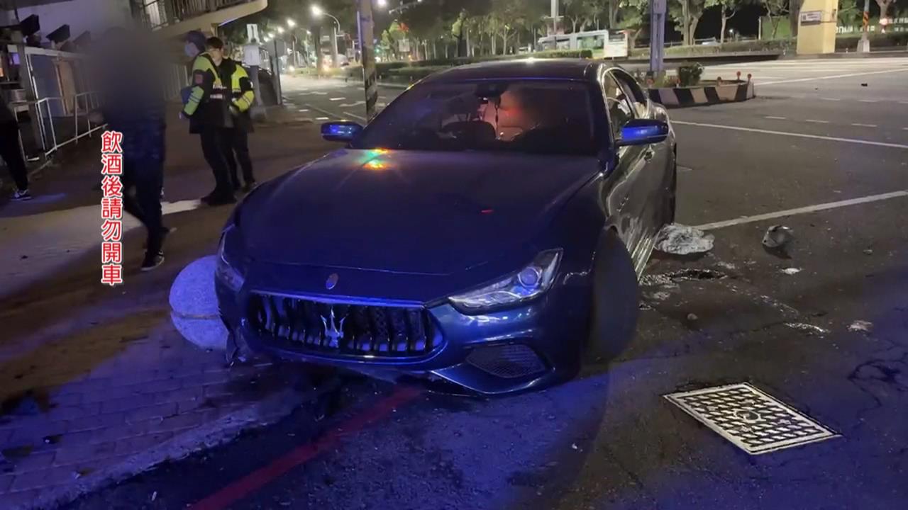 又是酒駕！轎車撞安全島再撞人行道路墩　駕駛遭逮、車內４乘客連帶開罰