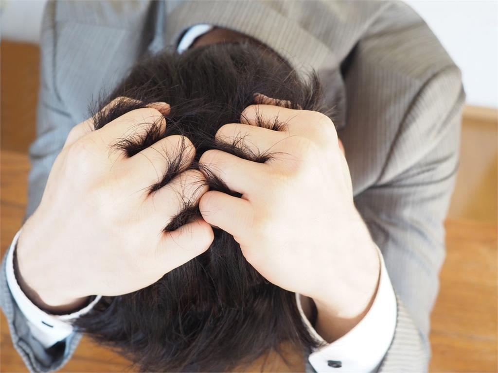 妻進ICU他請假遭拒痛哭　經理冷嘲「演很大」副理准假竟被調職