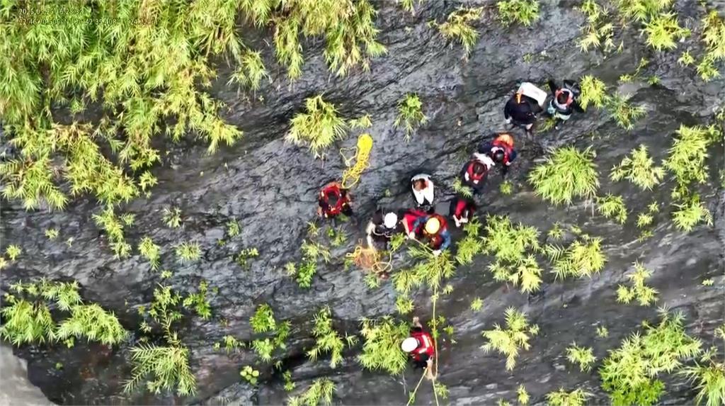 屏東佳暮村迴旋谷溪水暴漲　　9人受困消防急救援平安脫險