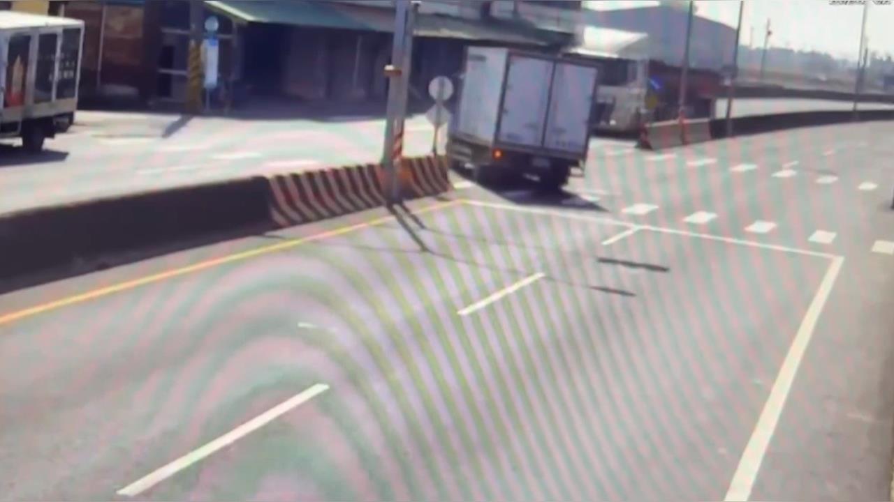 悚! 聯結車為閃避迴轉車 失控撞車再撞進早餐店