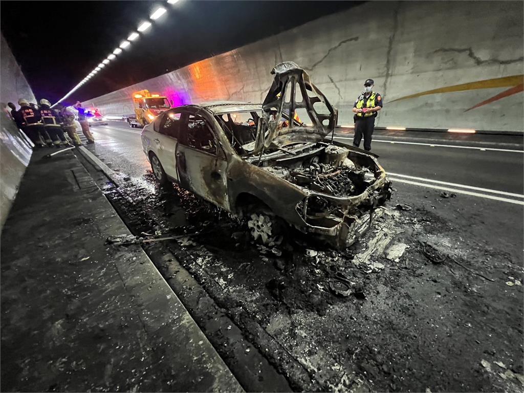 雪隧火燒車！車上2人急跳車　北向一度回堵8公里