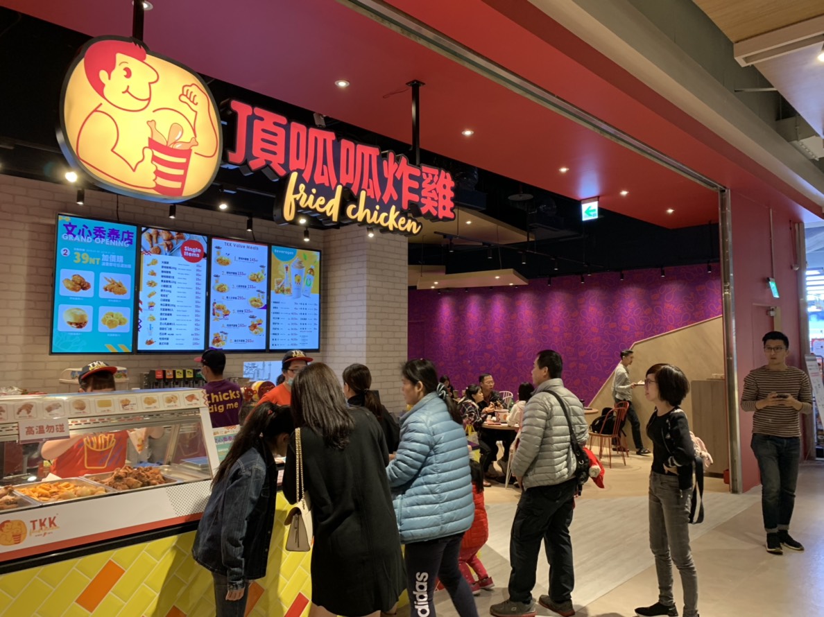 頂呱呱X台中文心秀泰 台中民眾啃炸雞看電影新選擇