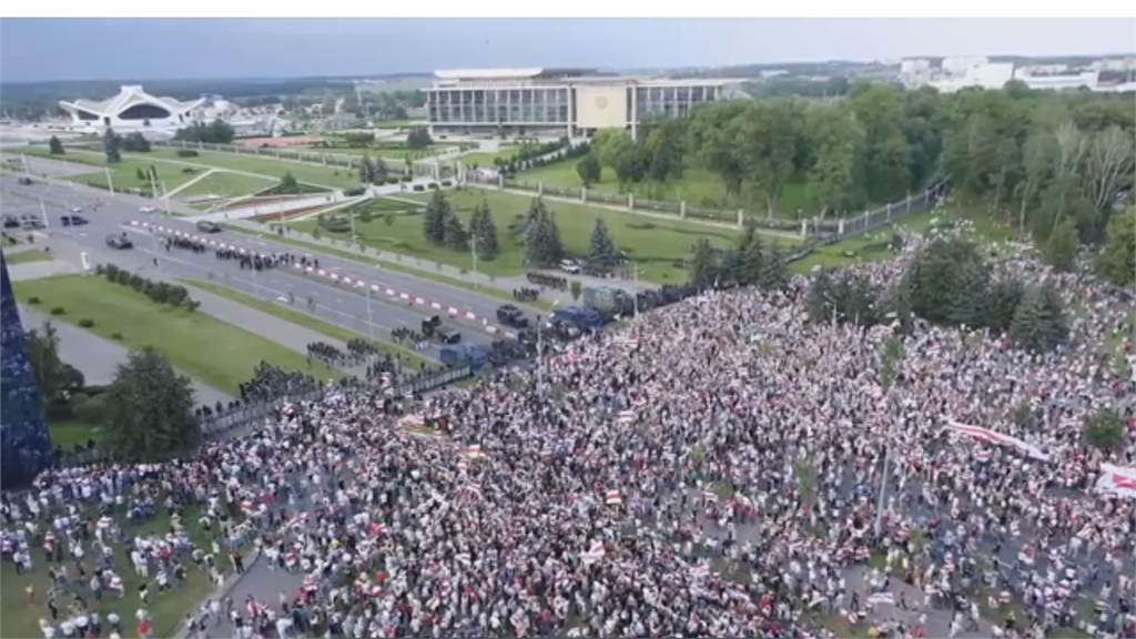 白俄羅斯十萬人反政府示威 坦克出動支援鎮暴