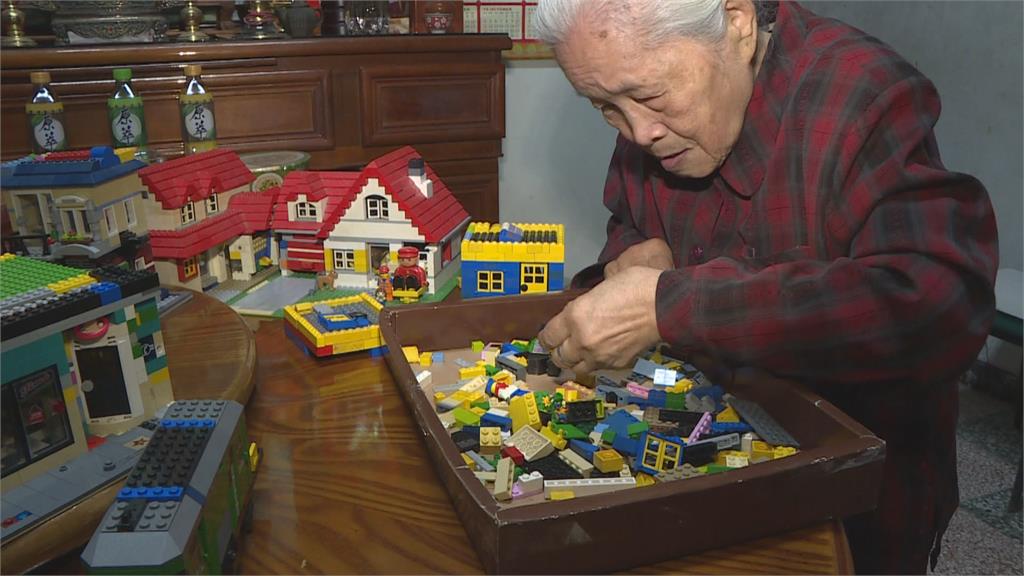 92歲阿嬤帶孫玩積木反上癮30年！想努力蓋回兒時居住的三合院