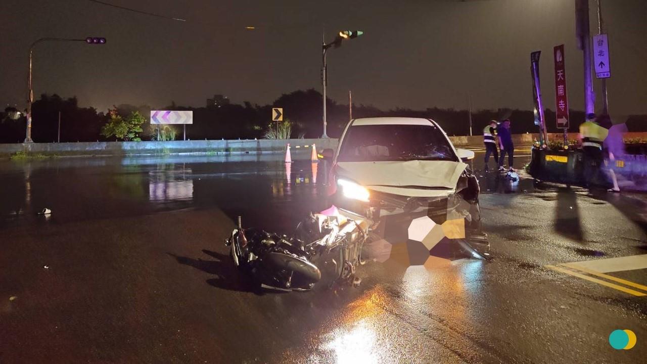 快新聞/命大!三峽暗夜車禍「騎士遭撞飛摔落邊坡」 奇蹟未受致命傷