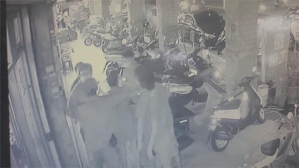 男涉竊手機遭查攻擊警察　同事還囂張罵警