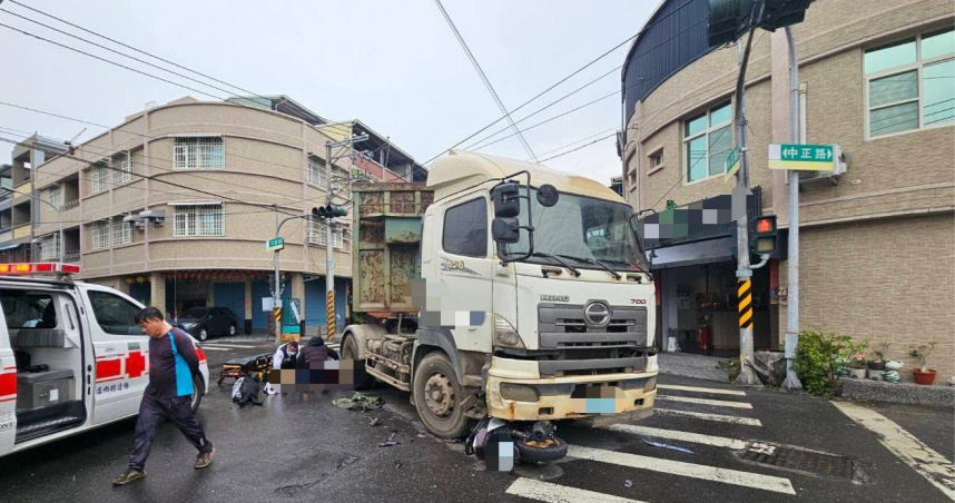 高雄聯結車「搶快左轉」釀禍　21歲男騎士摔進後輪遭輾重傷