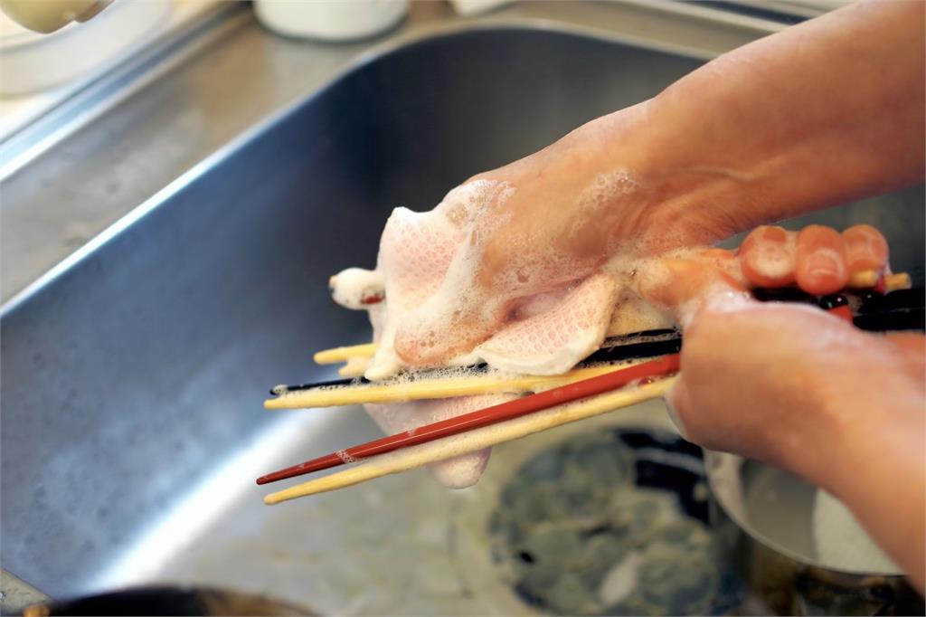 噁！洗碗海綿細菌量等同糞便　專家推薦「一物」才是清潔神器