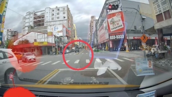 快新聞/傻眼!花蓮行人翻滾過馬路 畫面曝光